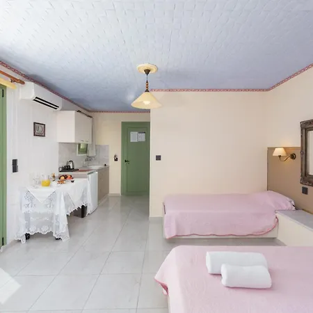 Apartamento - Sleeps 10 - Parking - Garden - Pool