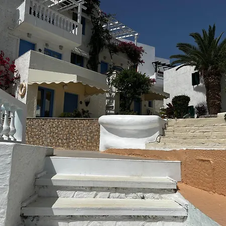 - Sleeps 10 - Parking - Garden - Pool Апартаменти Херсонісос