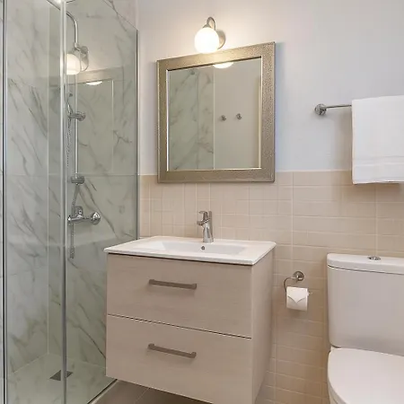 Апартаменти - Sleeps 10 - Parking - Garden - Pool *