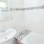 Διαμέρισμα - Sleeps 10 - Parking - Garden - Pool *