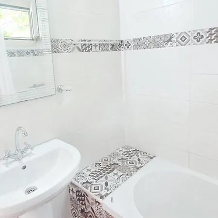 公寓 - Sleeps 10 - Parking - Garden - Pool *