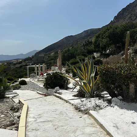 - Sleeps 10 - Parking - Garden - Pool Daire