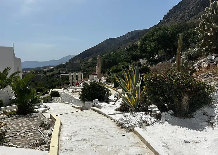 - Sleeps 10 - Parking - Garden - Pool Apartment