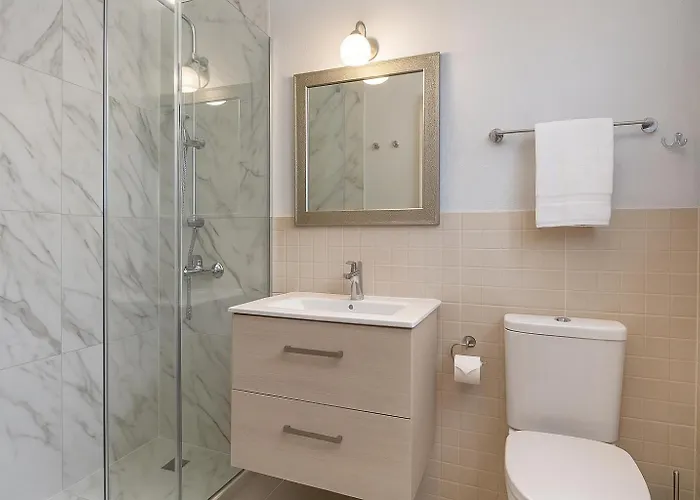 Daire - Sleeps 10 - Parking - Garden - Pool *