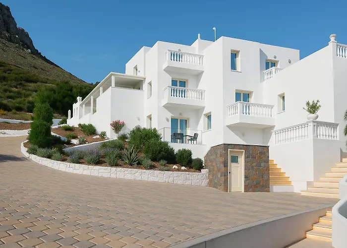 - Sleeps 10 - Parking - Garden - Pool