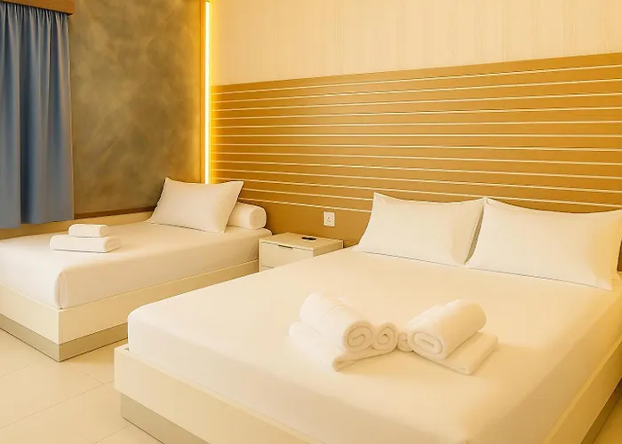 - Sleeps 10 - Parking - Garden - Pool