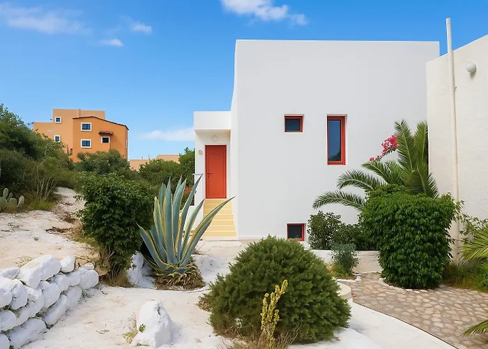 Apartment - Sleeps 10 - Parking - Garden - Pool *