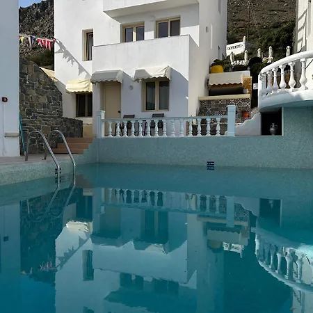 - Sleeps 10 - Parking - Garden - Pool הרסוניסוס