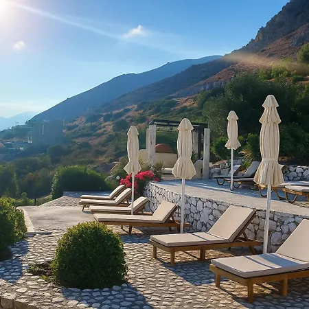 - Sleeps 10 - Parking - Garden - Pool *