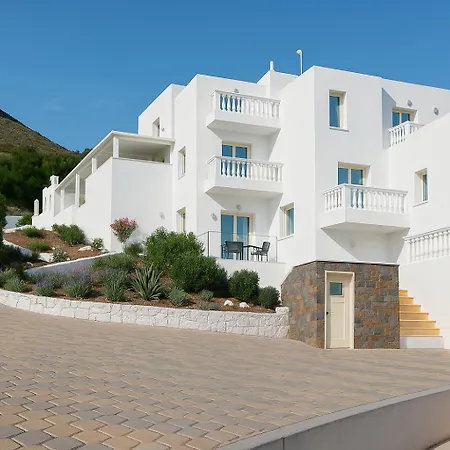 - Sleeps 10 - Parking - Garden - Pool