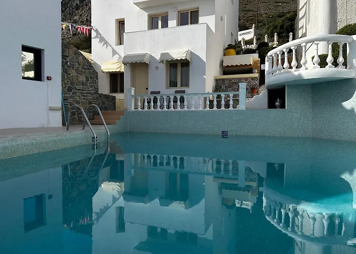 - Sleeps 10 - Parking - Garden - Pool הרסוניסוס